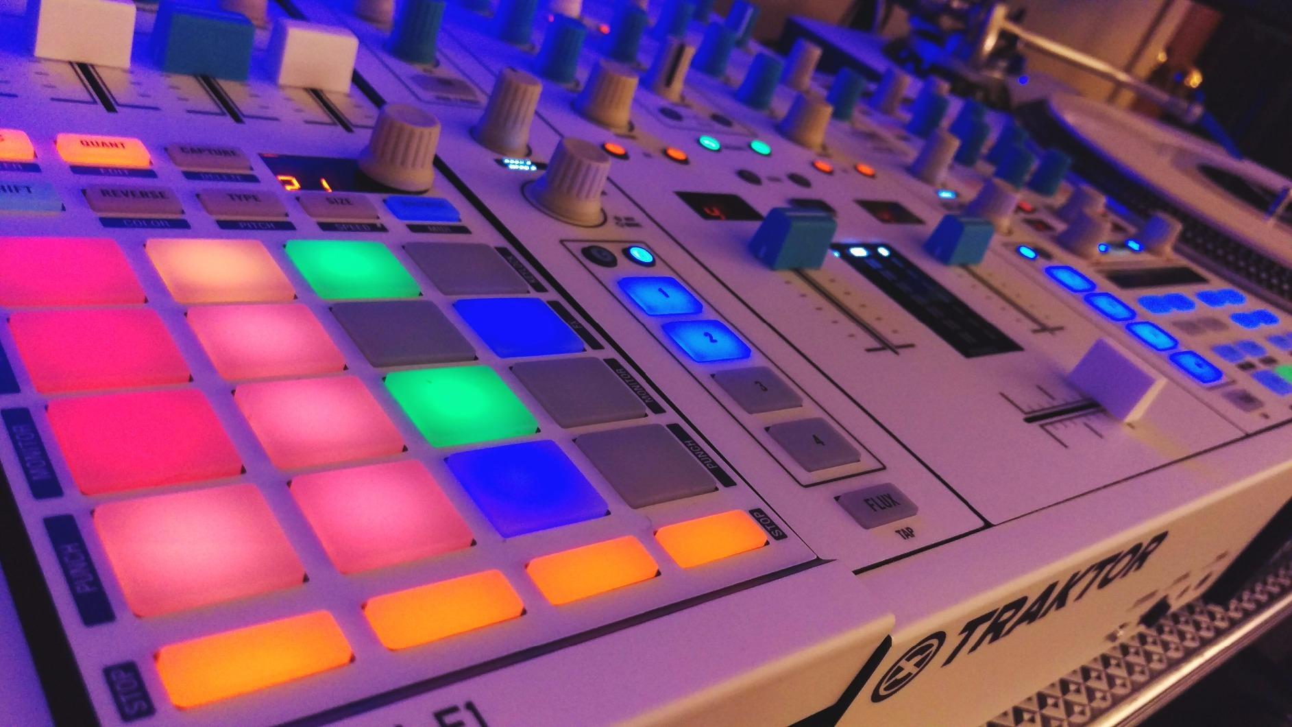Native Instruments 22504 Traktor Kontrol F1 DJ Controller customer photo 2