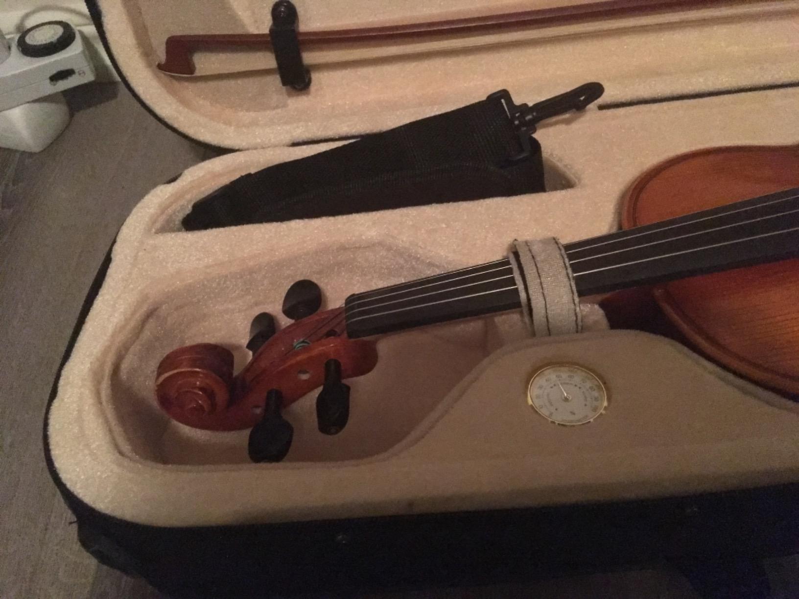 Cecilio Violin 4/4 Full Size Kit Hand Oil Rub Highly Flamed 1-Piece Back Solidwood Violin with Premium Strings, Size 4/4 (Full Size) customer photo 1