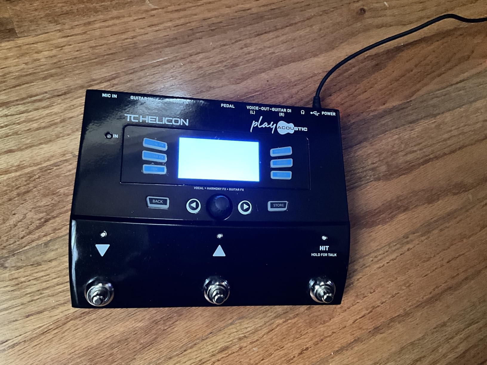 TC Helicon PLAY ACOUSTIC 3-Button Vocal and Acoustic Guitar Effects Stompbox with BodyRez and Looping customer photo 2