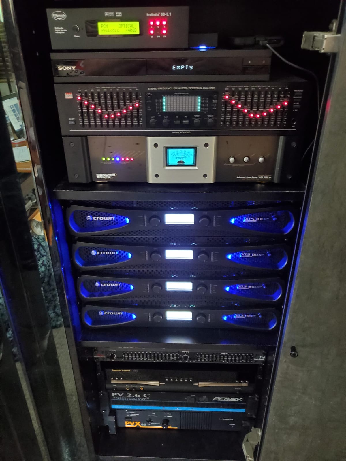 Crown XLS1002 2-Channel Class D DriveCore Professional Power Amplifier with DSP, Band Pass Filters & Peakx Limiters. XLR/RCA Inputs, 350W at 4 Ohm, PureBand Crossover System. Black customer photo 1