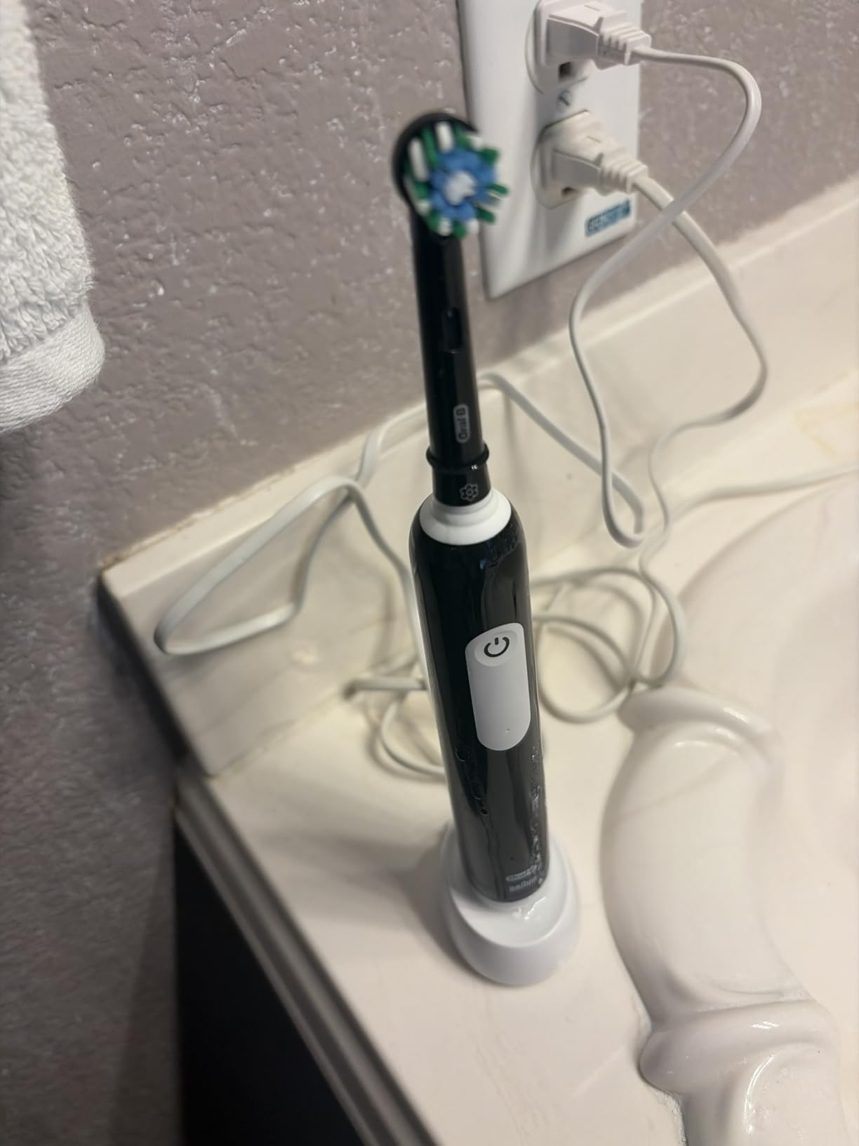 Oral-B Pro 1000 Rechargeable Electric Toothbrush, Black customer photo 1