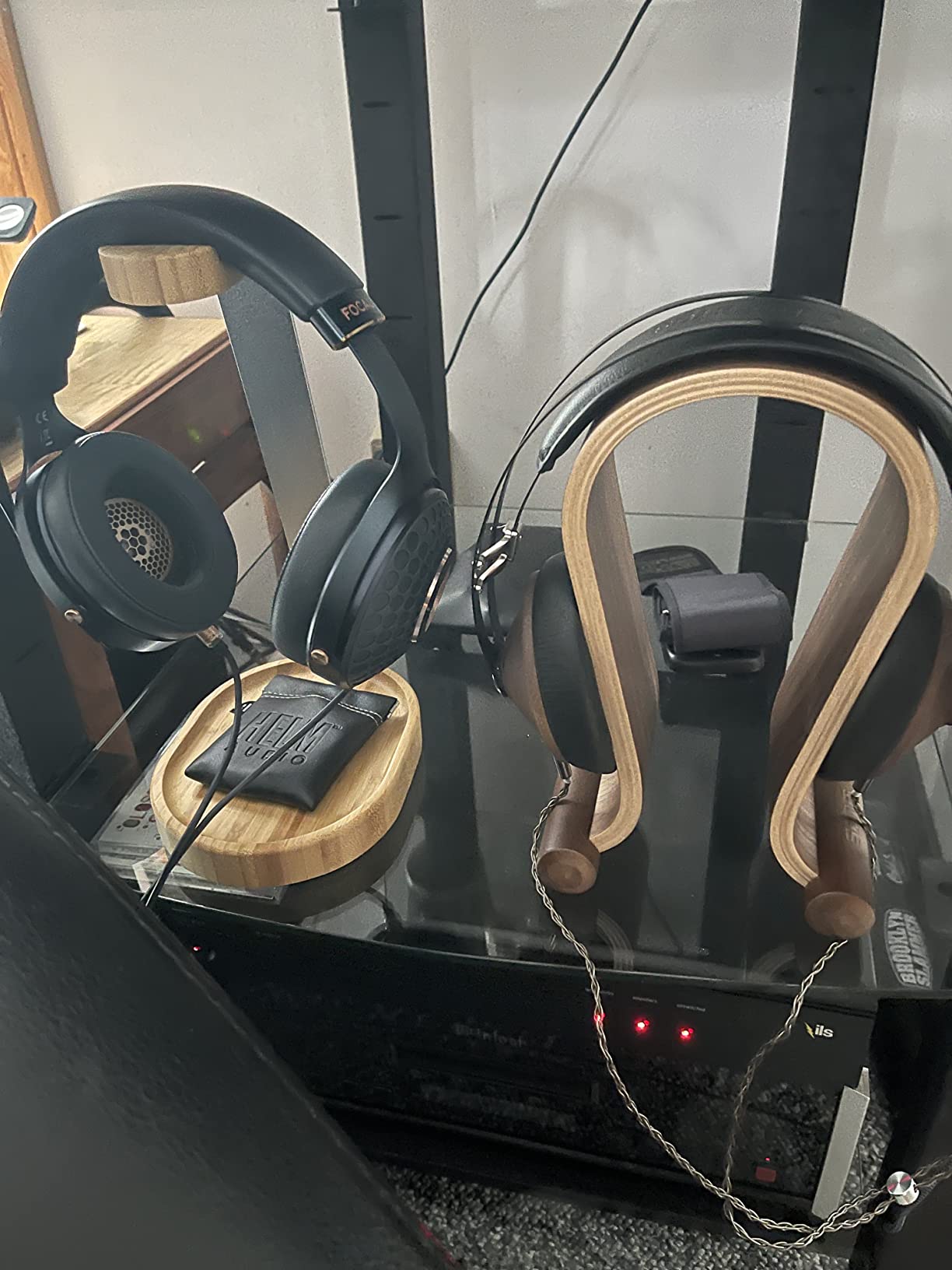 Avantree TR902 - Wood and Aluminum Headphone Stand with Cable Holder customer photo 1