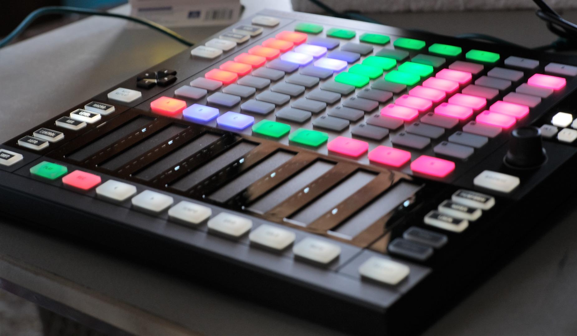 Native Instruments MASCHINE JAM Production & Performance Grid Controller customer photo 2