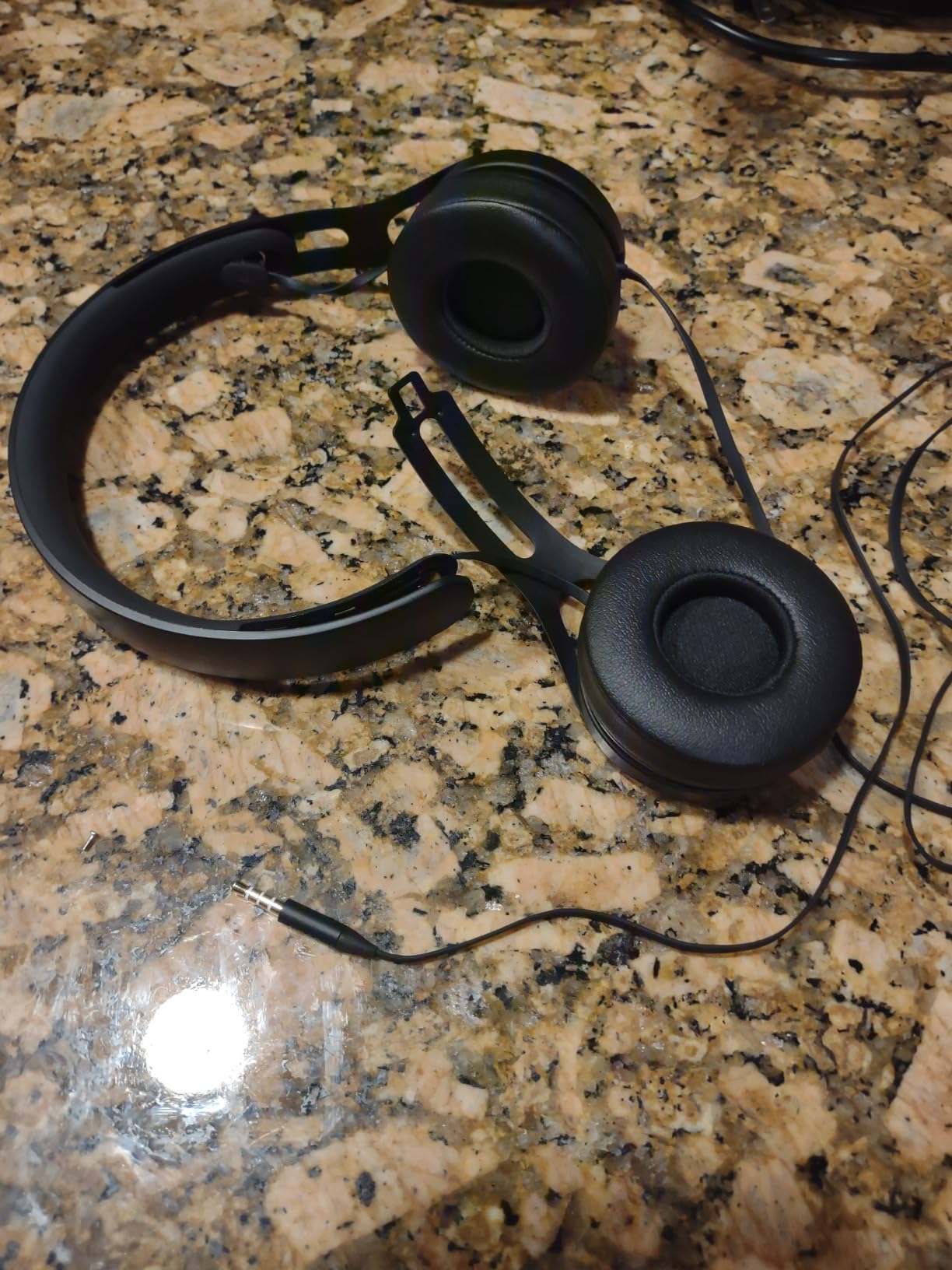 Beats Ep Wired On-Ear Headphones - Battery Free for Unlimited Listening, Built in Mic and Controls - Black customer photo 1