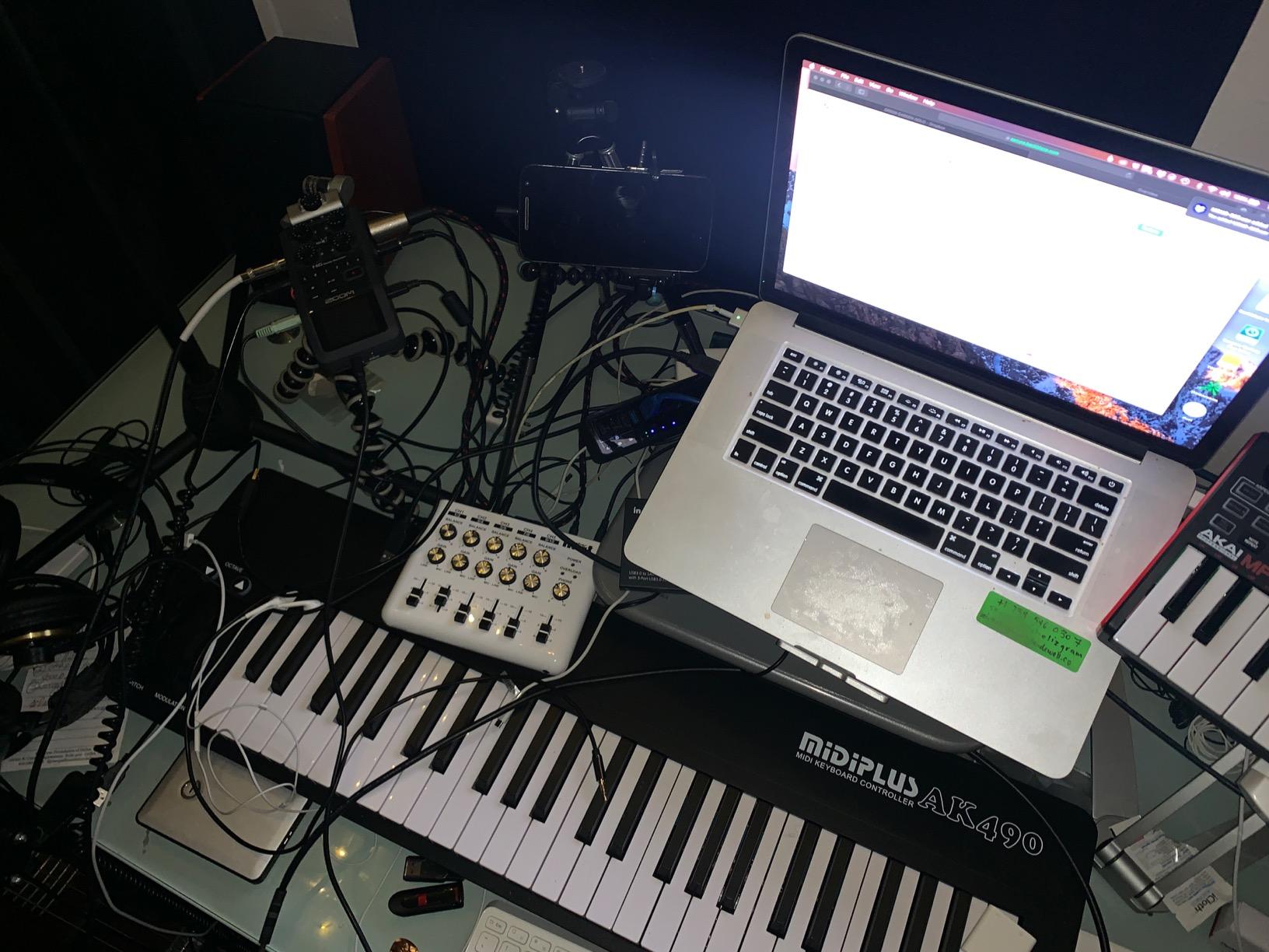 Maker Hart LOOP MIXER - Portable Audio Mixer with 5 Channel stereo inputs, 3 Outputs via 3.5mm jack. Including a Mono to Stereo DM2S Adapter. customer photo 1