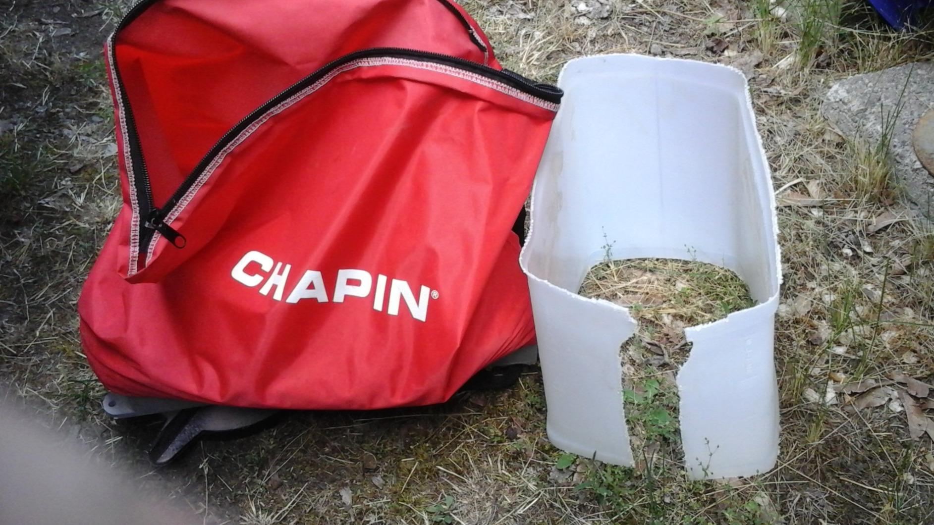 Chapin 84700A 25-Pound Professional Handheld Bag Seed spreader with Waterproof Bag, Enclosed Gears, Rear Baffle, Adjustable Shoulder Strap and Multiple Spread Options, Red customer photo 1