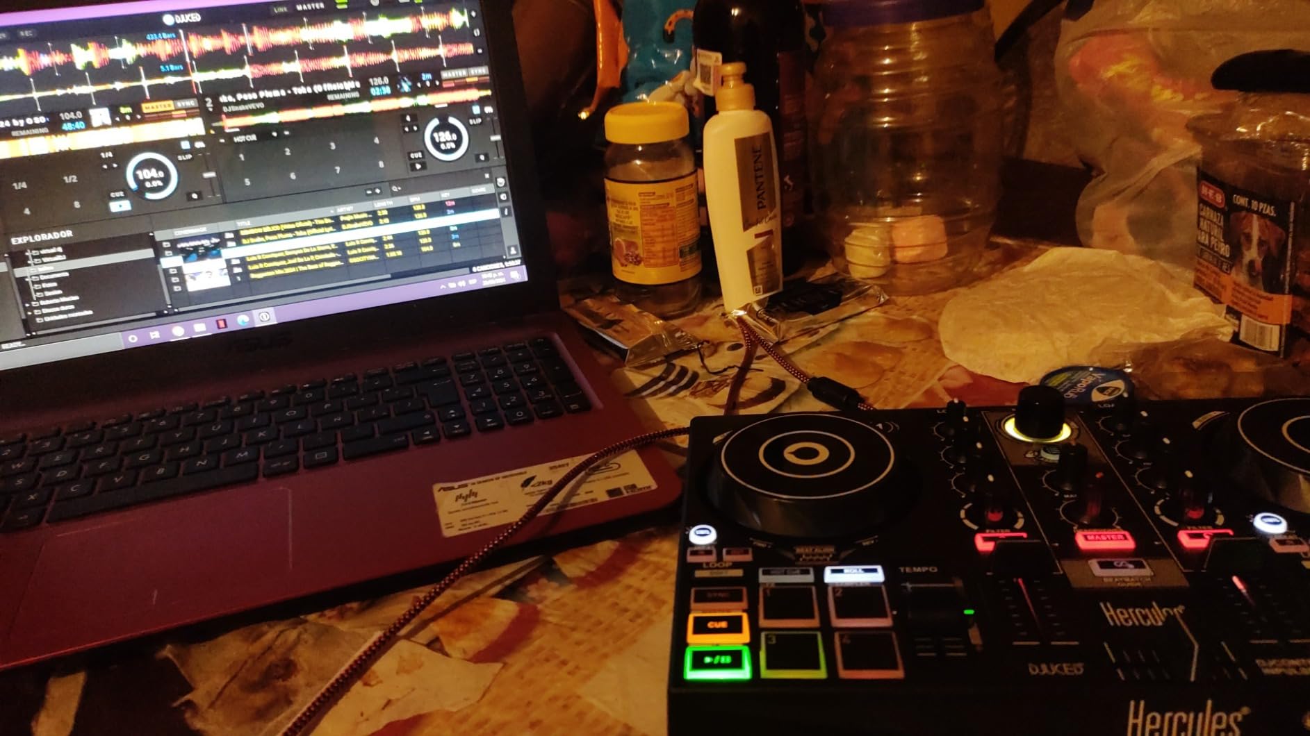 Hercules DJControl Inpulse 200 – DJ controller with USB, ideal for beginners learning to mix - 2 tracks with 8 pads and sound card - Software and tutorials included customer photo 1