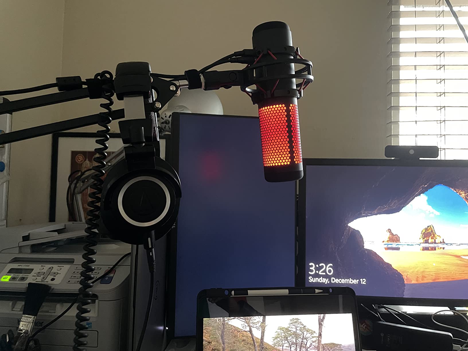 HyperX QuadCast - USB Condenser Gaming Microphone, for PC, PS4, PS5 and Mac, Anti-Vibration Shock Mount, Four Polar Patterns, Pop Filter, Gain Control, Podcasts, Twitch, YouTube, Discord, Red LED customer photo 2