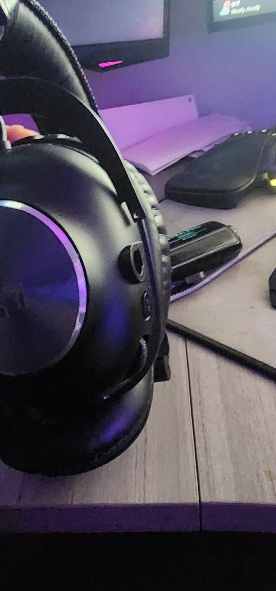 Logitech G PRO X Wireless Lightspeed Gaming Headset, Blue VO!CE Mic Filter Tech, 50 mm PRO-G Drivers, DTS Headphone:X 2.0 Surround Sound, Memory Foam, 20+ Hour Battery Life - Black customer photo 1
