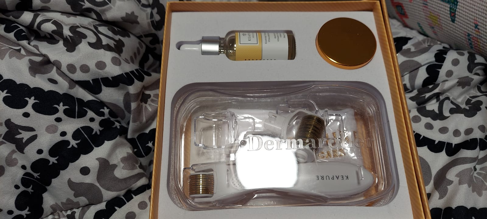 Derma Roller Kit for Face, Body, Stretch Marks - Skin Care Kit 540 Microneedle Roller Heads 180-Eyes, 600-Face,1200-Body | 30gm Moisturizing Cream and 25% Vitamin C Serum | Microneedling Roller Set customer photo 1