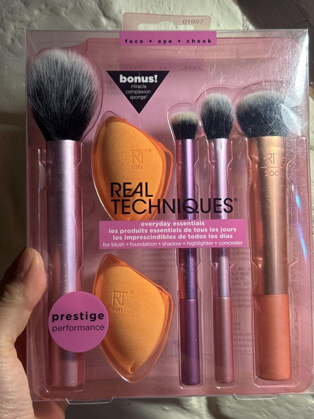 Real Techniques 6 Piece Everyday Essentials Makeup Brush Set, Includes 4 Brushes & 2 Makeup Sponges for Foundation, Blush, Bronzer, Contour, Eyeshadow & Powder, Travel Gift Set, Cruelty-Free & Vegan customer photo 2