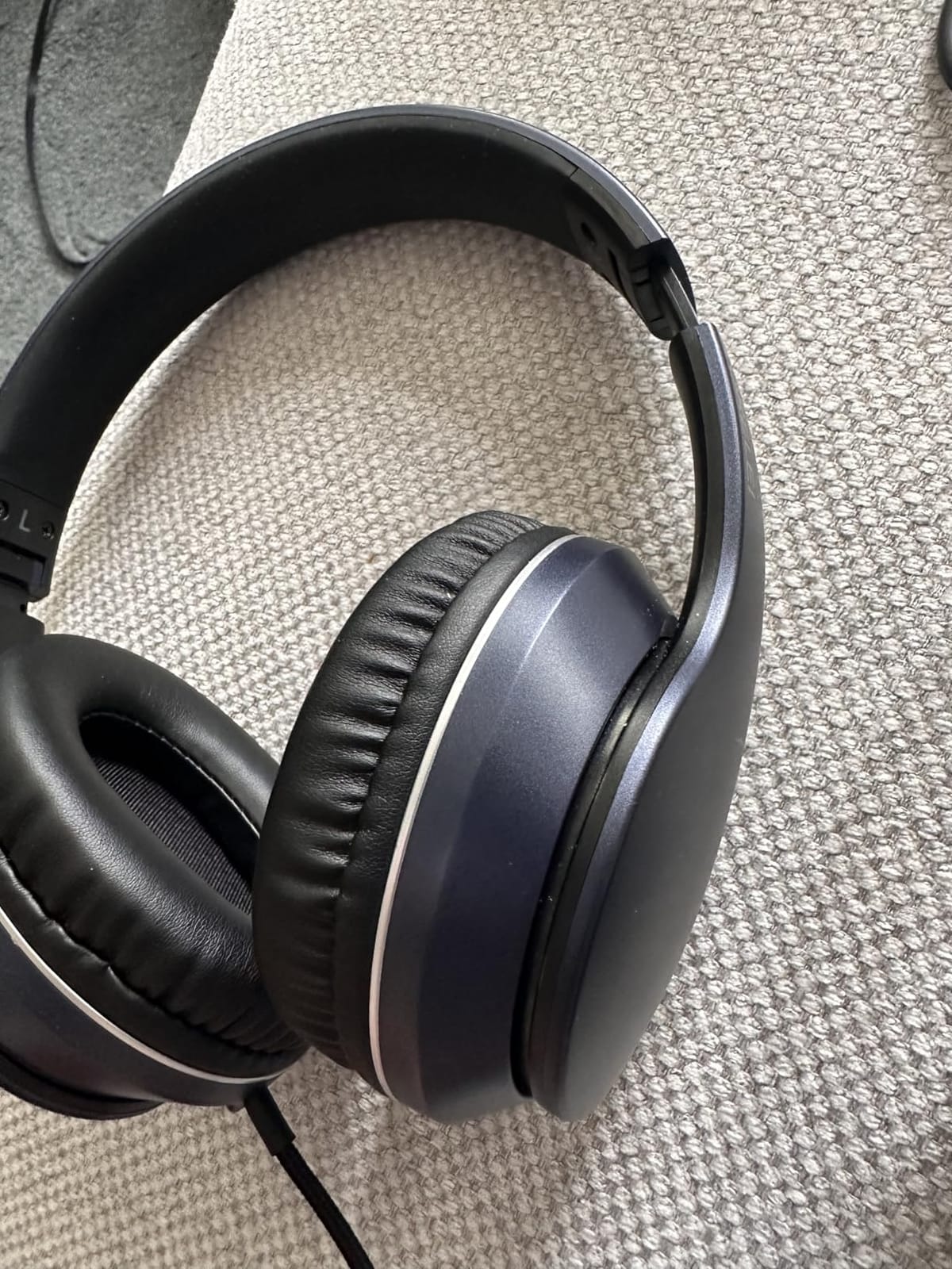 LORELEI X6 Over-Ear Wired Stereo Bass Headphones with Microphone, Lightweight, Foldable & Portable with 1.45M No-Tangle for Smartphone, Tablet, MP3/4, Space Black customer photo 1