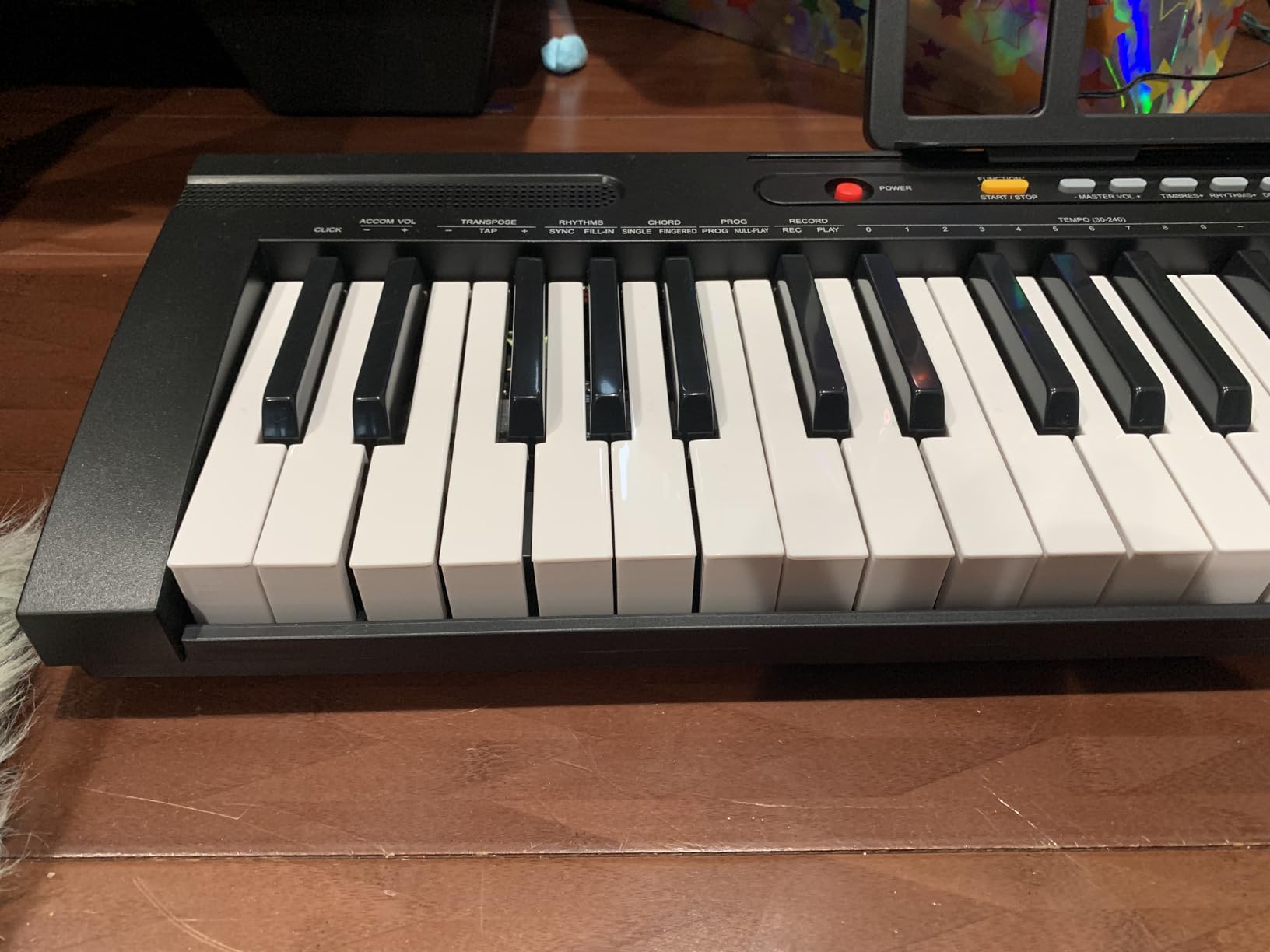 Ashthorpe 61-Key Electronic Keyboard Piano for Beginners, Digital Piano Keyboard Set Includes Headphones, Microphone, and Keynote Stickers customer photo 1