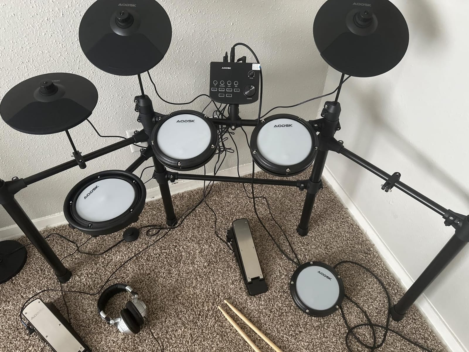 AODSK Electric Drum Set with Quiet Mesh Pads,Electronic Drum for Beginner,USB MIDI,Throne,Headphones,Sticks, Included 15 Kits and 195 Sounds (AED-403-Teenagers Beginners) customer photo 2