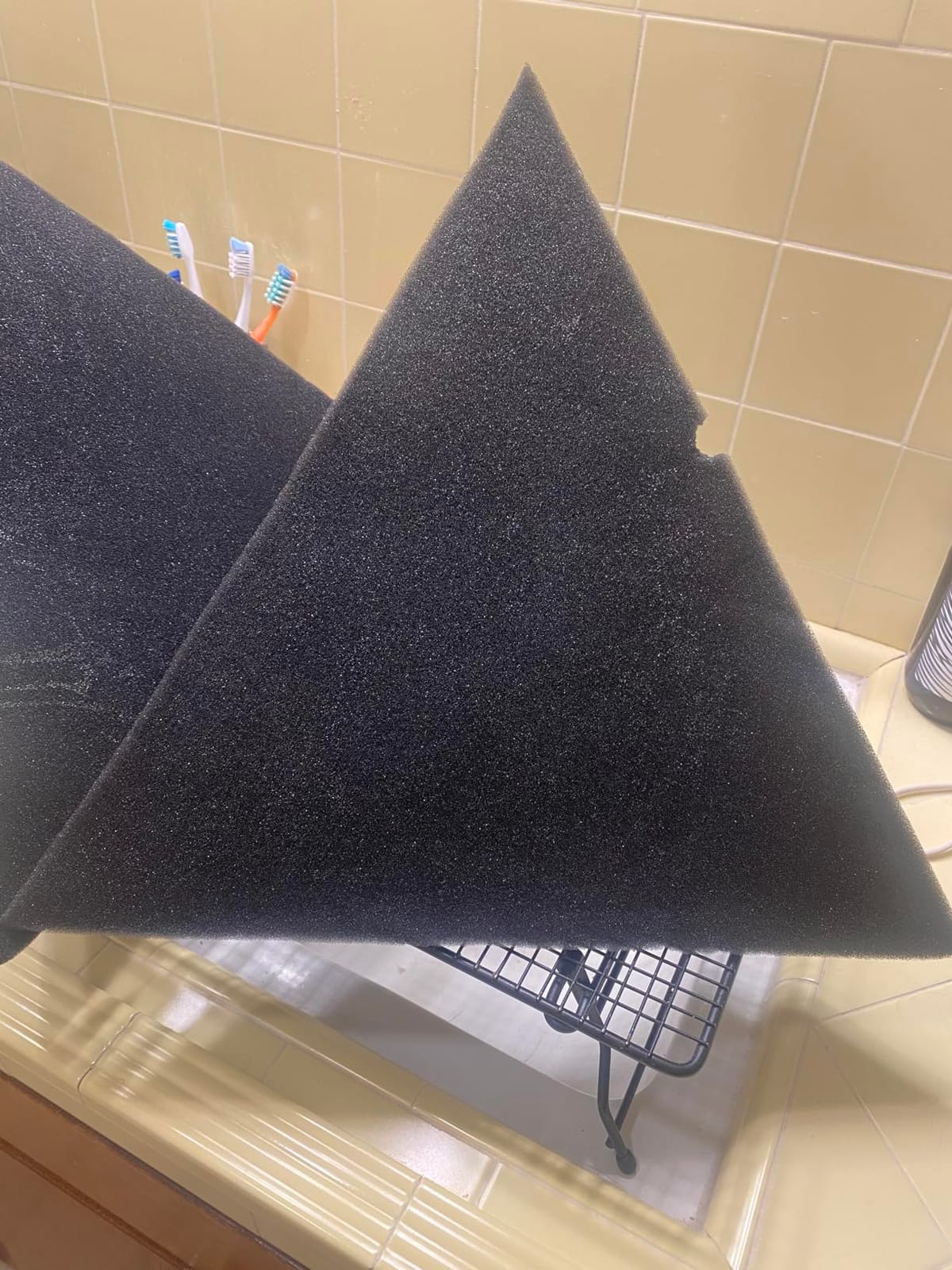 Foroomaco Triangular Pyramid Bass Traps for Ceiling Corners, 4 Pack, Black customer photo 1