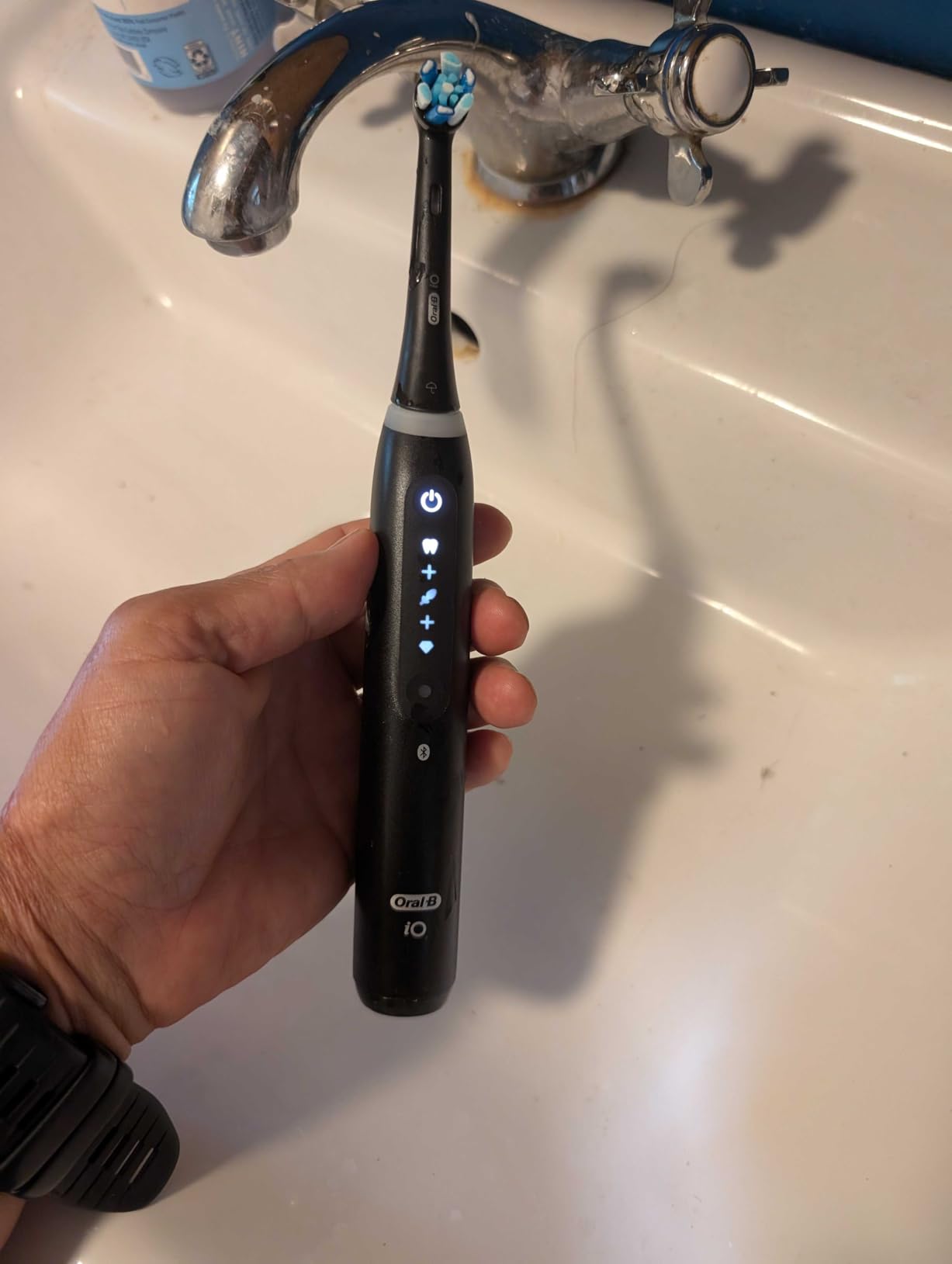 Oral-B Rechargeable Electric Toothbrush, iO5 Customizable Clean, 5 Cleaning Modes, Visual Pressure Sensor to Protect Gums, Travel Case, Black customer photo 2