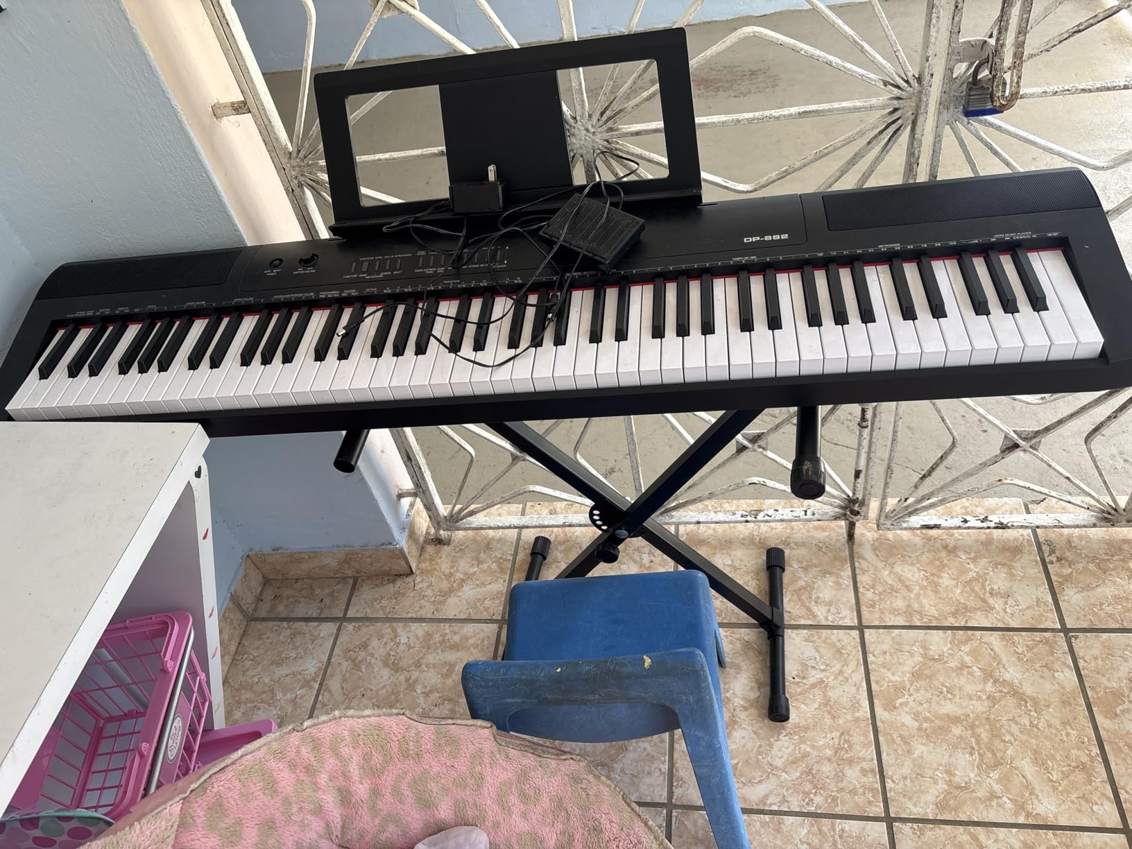 Amazon Basics Portable Electric Keyboard Piano with 61 Full Size Keys, Built-in Speakers, Songs for Learning, Digital Piano, Black customer photo 1