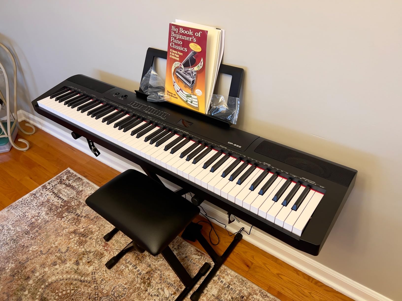 Amazon Basics Portable Electric Keyboard Piano with 61 Full Size Keys, Built-in Speakers, Songs for Learning, Digital Piano, Black customer photo 2
