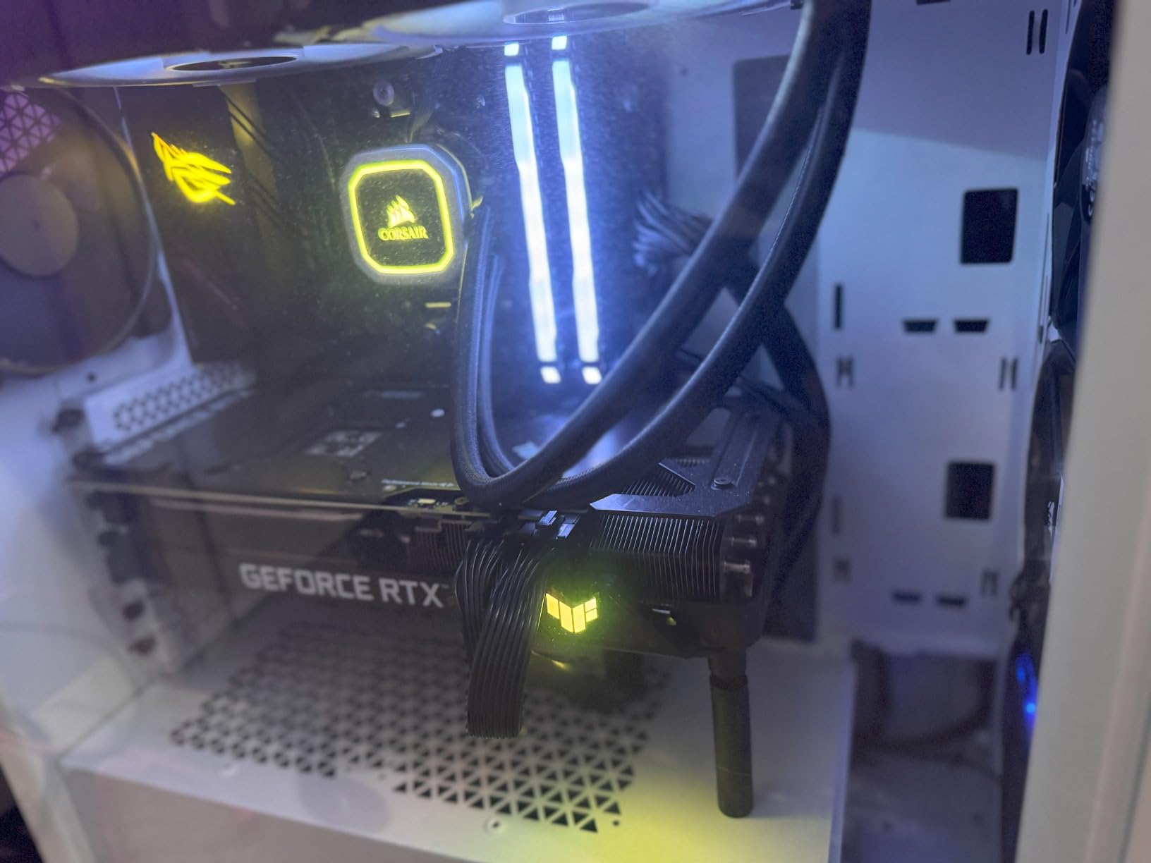 Corsair 3000D Airflow Mid-Tower PC Case – 3-Pin Fans – Four-Slot GPU Support – Fits up to 8X 120mm Fans – High-Airflow Design – White customer photo 2