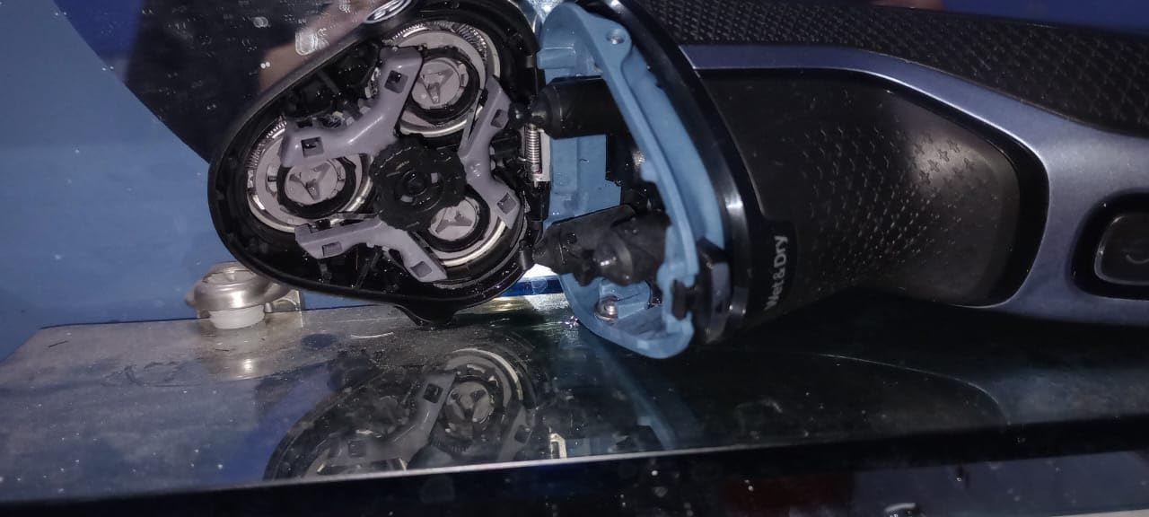 Philips Norelco 3600 Electric Shaver, Storm Blue customer photo 1