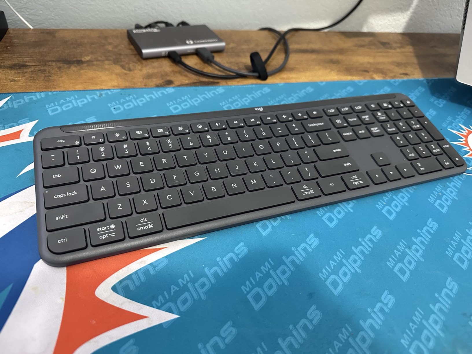 Logitech Signature Slim K950 Wireless Keyboard with Quiet Typing - Graphite customer photo 1
