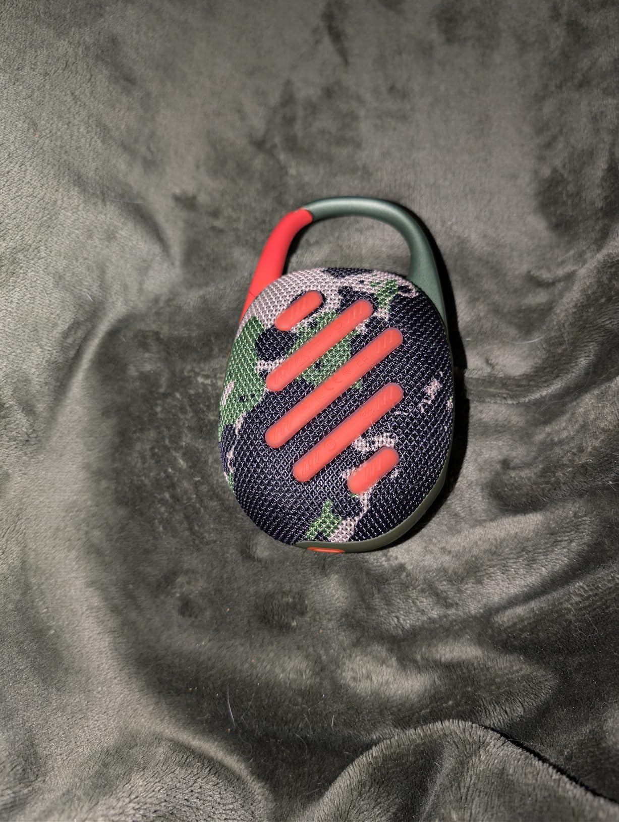 JBL Clip 5 - Ultra-Portable, Waterproof & Dustproof Bluetooth Speaker, Big JBL Pro Sound with Punchy bass, Integrated Carabiner, Up to 12 Hours of Play, Made in Part with Recycled Materials (Blue) customer photo 2