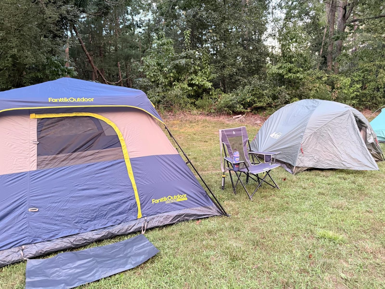 FanttikOutdoor Camping Tent 4/6/8/10 Person Instant Cabin Tent Setup in 60 Seconds with Rainfly & Windproof Portable with Carry Bag for Family Camping & Hiking, Upgraded Ventilation, Navy Blue customer photo 1