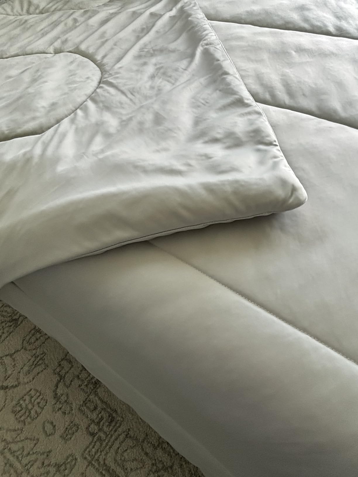 Amazon Basics Cooling Comforter, Temperature Regulating Blanket for Hot Sleepers, Summer & All Season Bedding, Lightweight, 90