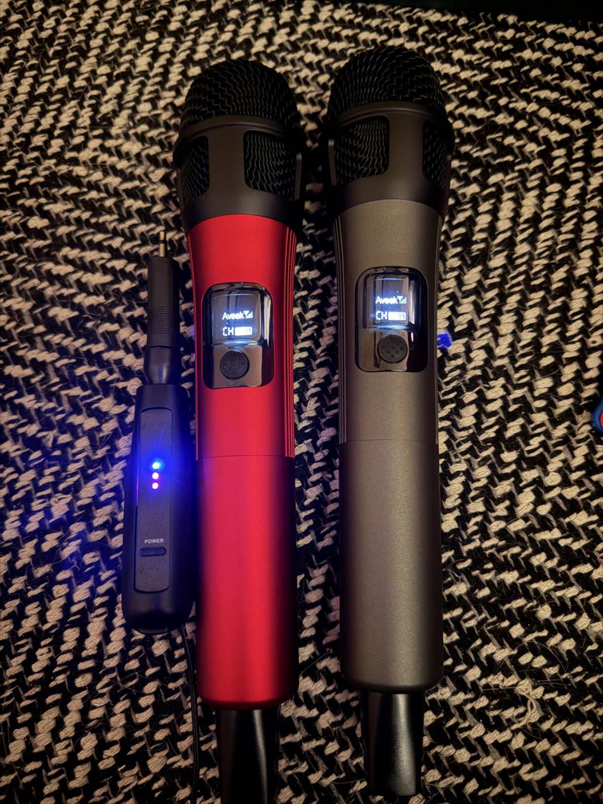 Aveek Wireless Microphone, 262FT Range,40 Hours Battery, Red & Black,2 Pack customer photo 1