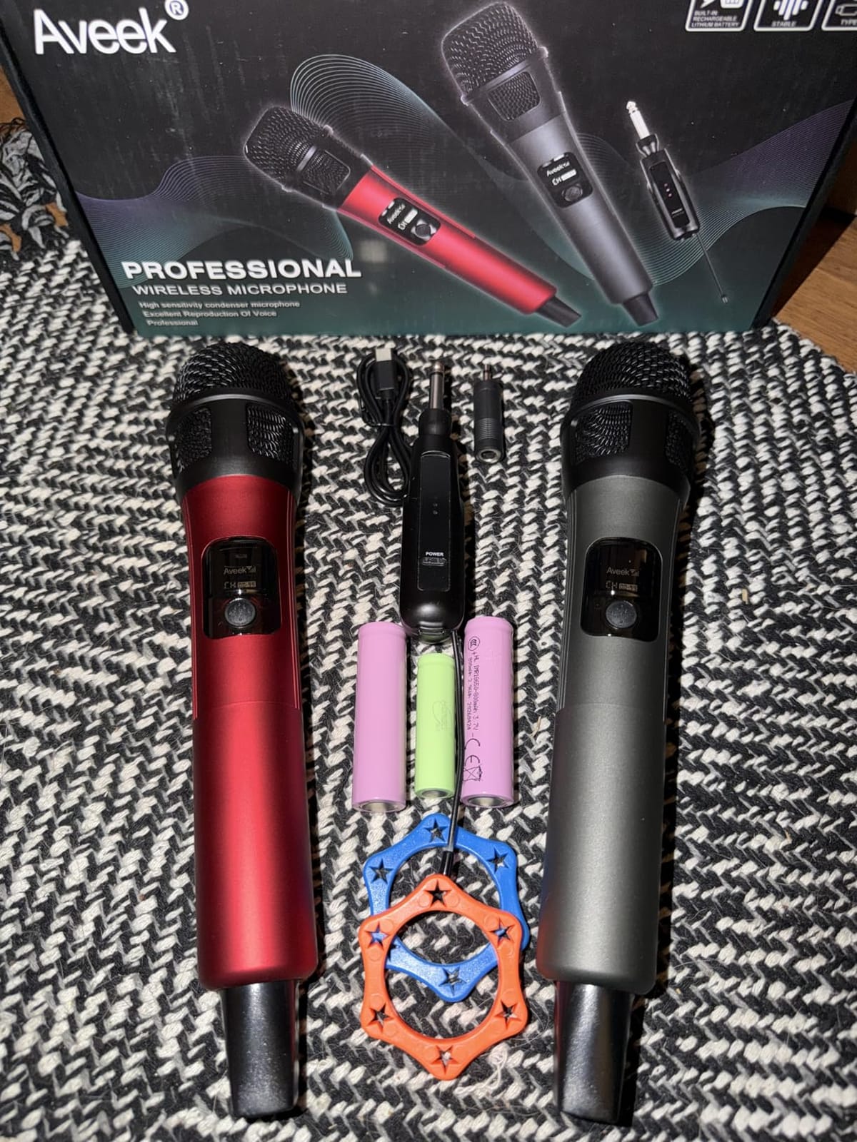 Aveek Wireless Microphone, 262FT Range,40 Hours Battery, Red & Black,2 Pack customer photo 2