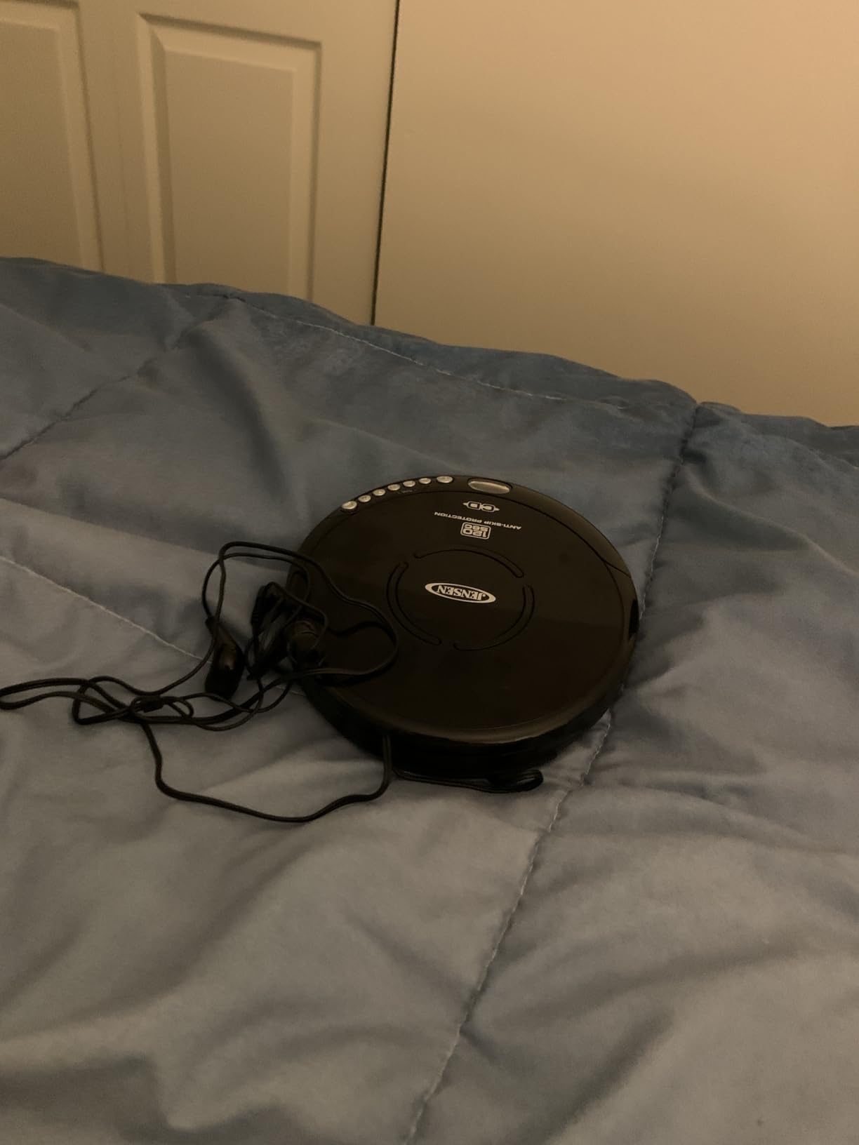 Jensen® CD-60RT Retro Personal Portable CD Player Transparent Clear, FM Radio, 60 - Second Anti Skip, Bass Boost, Earbuds Included customer photo 1
