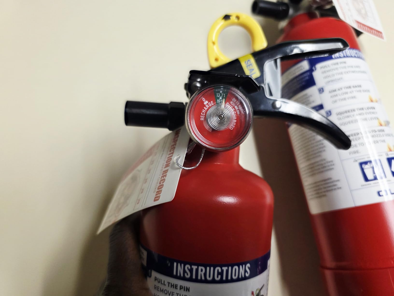 Ougist ABC Fire Extinguisher for Home & Vehicle - 2.5 lb 1-A:10-B:C Rated, Dry Chemical Fire Safety with Quick-Release Handle, Certified for Kitchen/Car/Boat Use-Model FF1KG customer photo 2
