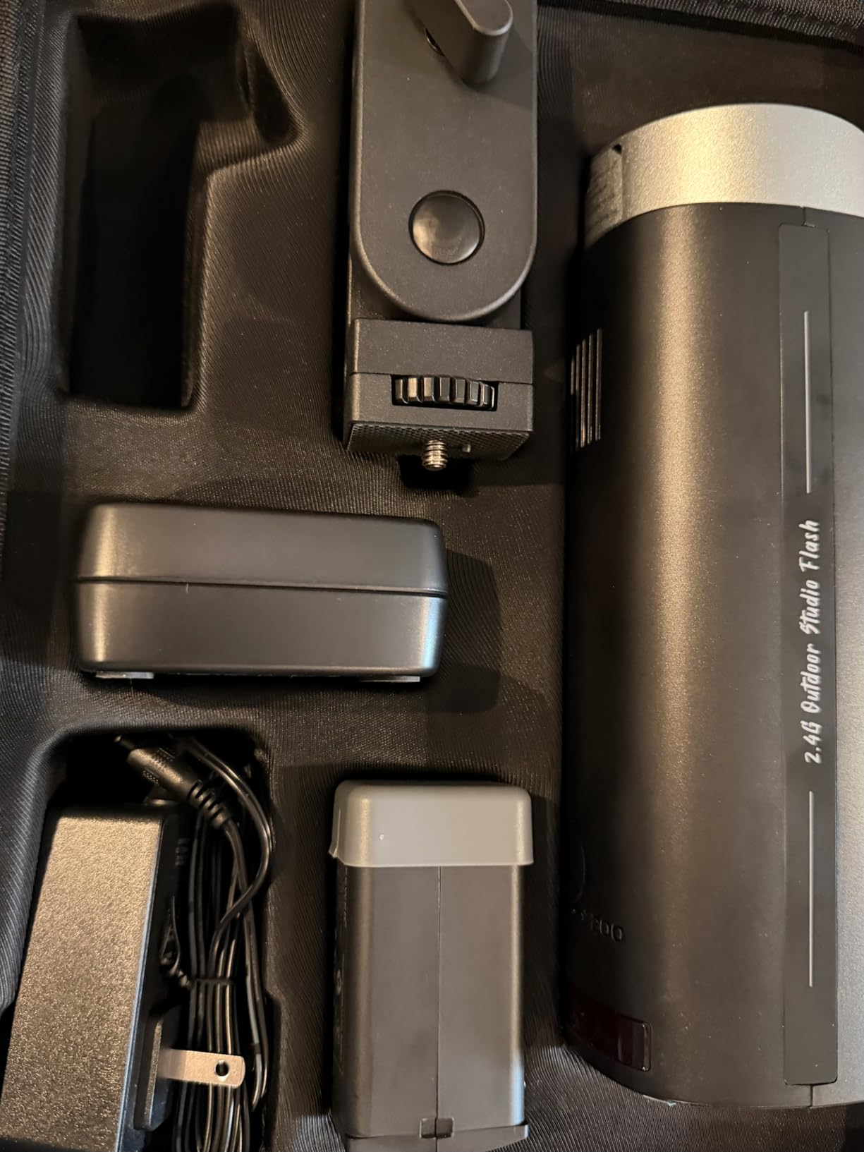 NEEWER 200Ws 2.4G TTL Outdoor Strobe Flash Compatible with Godox, 1/8000s HSS Portable Studio Photography Monolight with Modeling Light/3200mAh Battery/750 Flashes/1.5s Recycle, Q200 customer photo 2